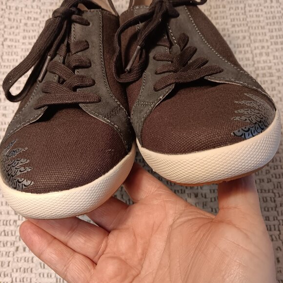 Dansko women's 'Olisa' canvas & silver foil floral accent lace-up sneakers sz 40 - Picture 6 of 14